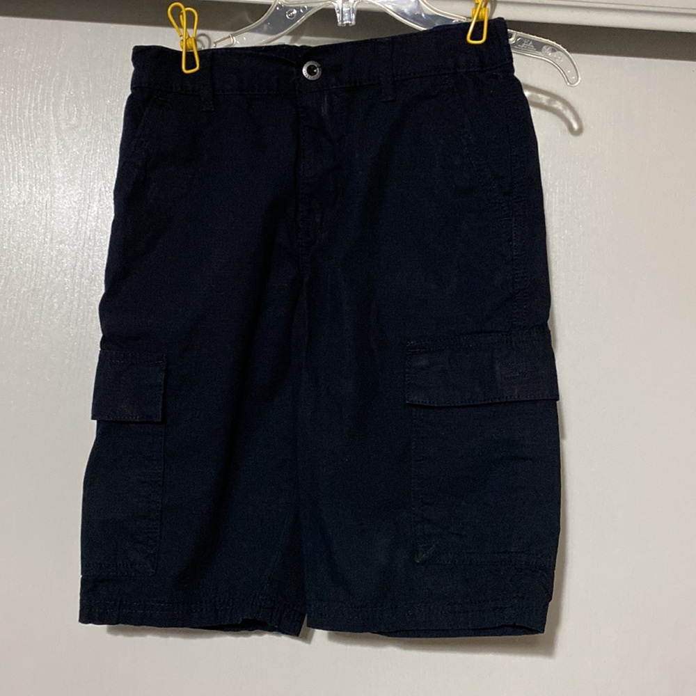 Like New Black Levi’s Slim Fit Cargo Shorts Size 10.